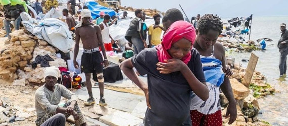 1225577_6579570_Migrants-abandoned-at-Tunisia-Algeria-border_akhbar